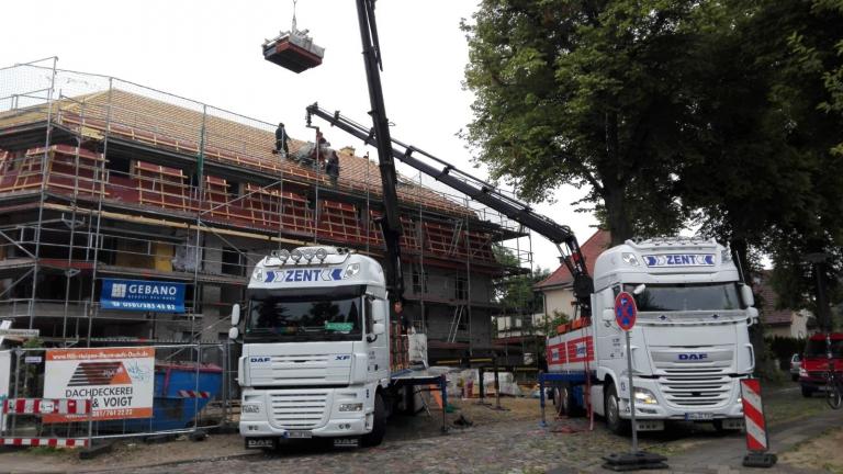 Lkws mit Kran beim Entladen