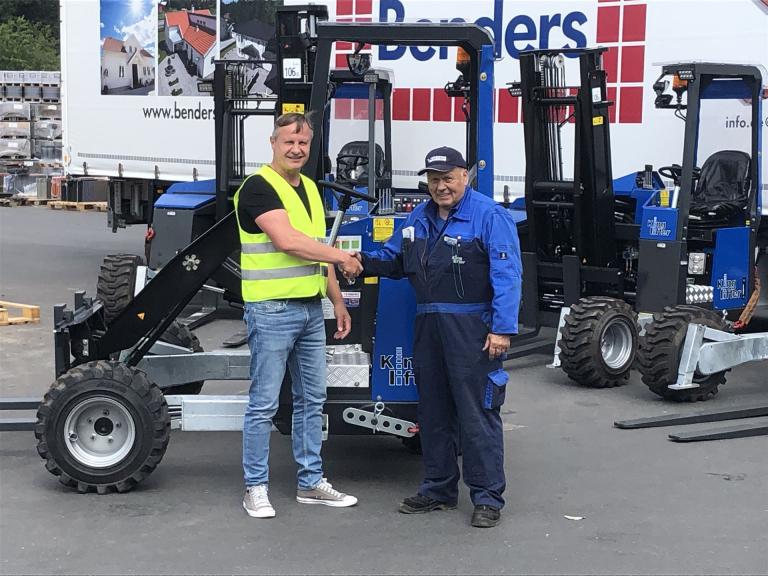 Handshake zwischen Herrn Zent und Gabelstaplerfaher vor Gabelstapler