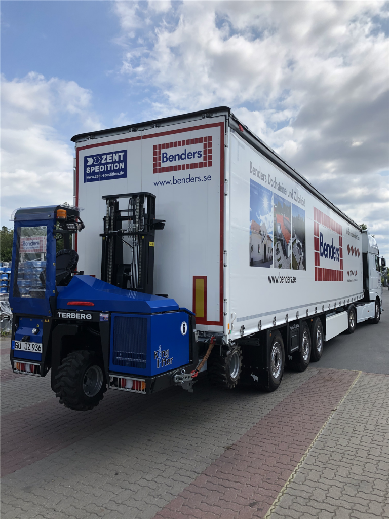 Benders Auflieger mit Gabelstapler am Heck