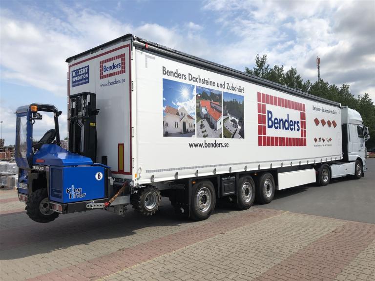 Benders Auflieger mit Gabelstapler am Heck