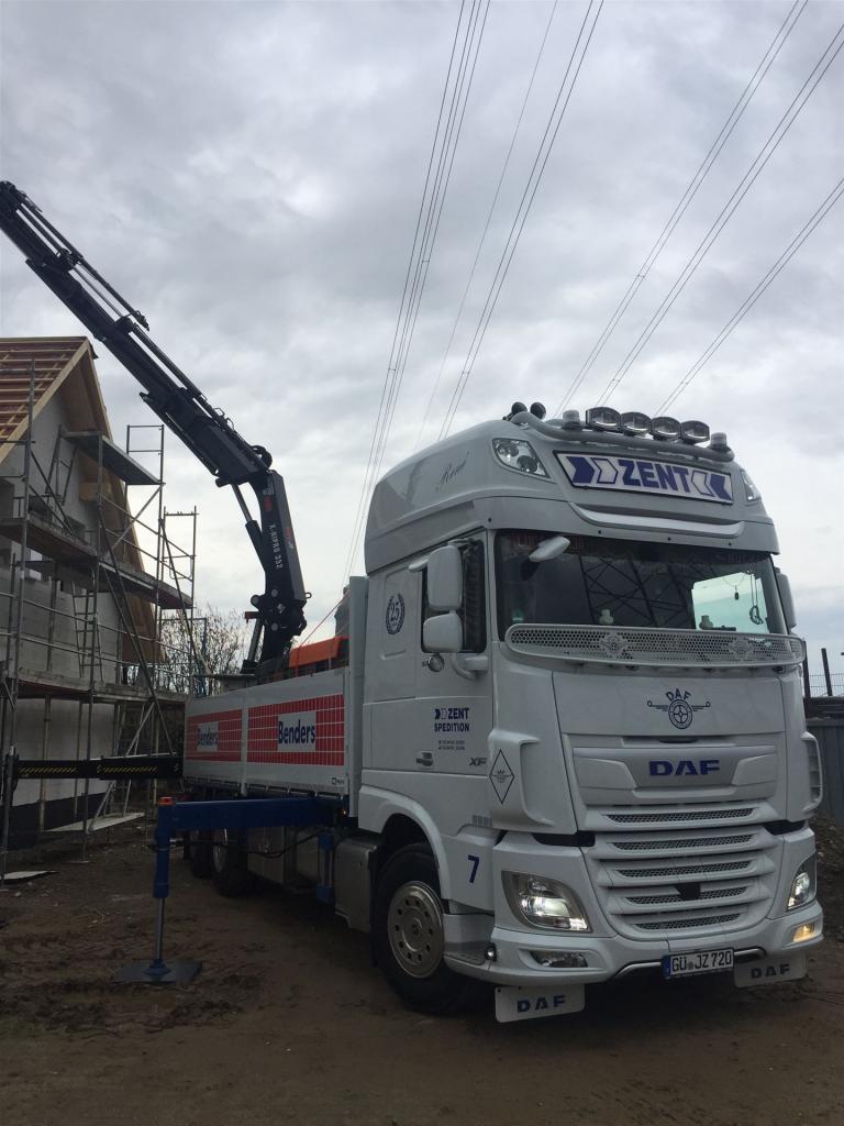 Lkw. mit Kran beim Entladen