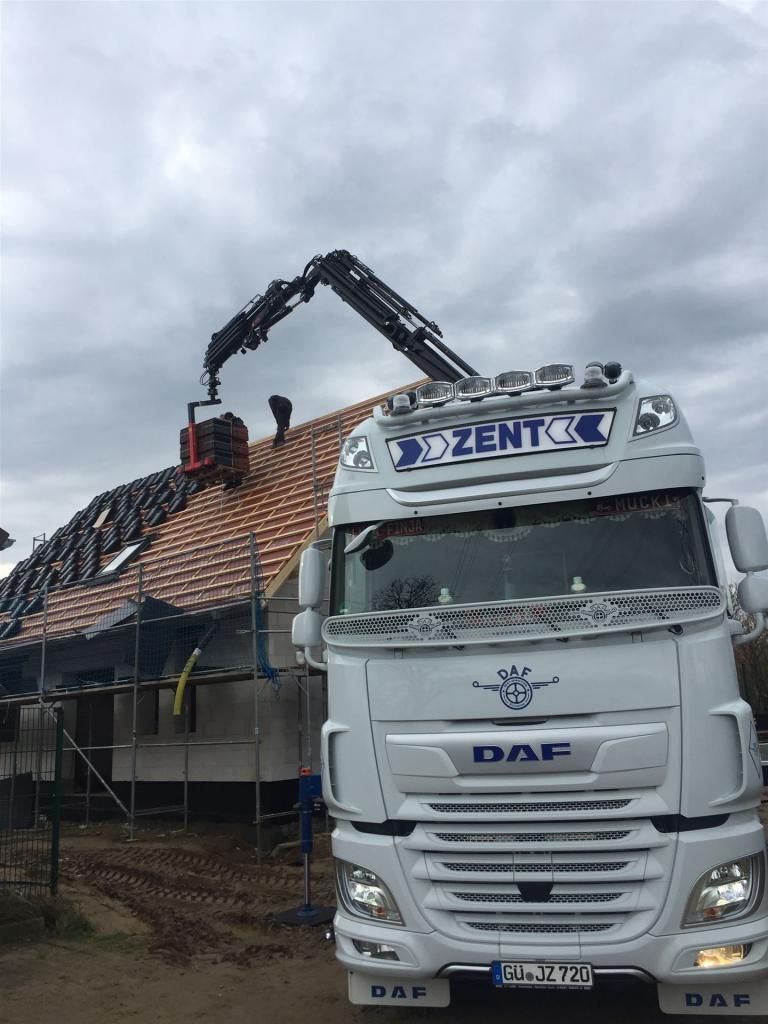 Lkw. mit Kran beim Entladen