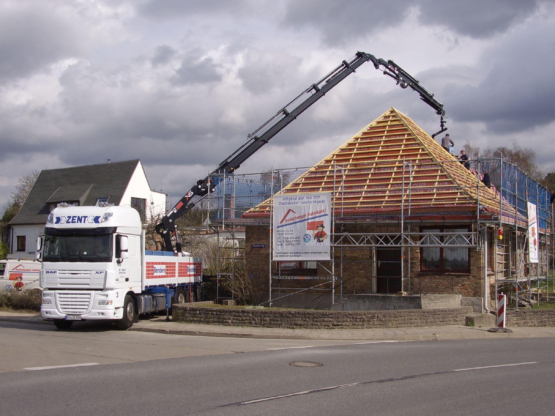 Lkw. mit Kran beim Entladen