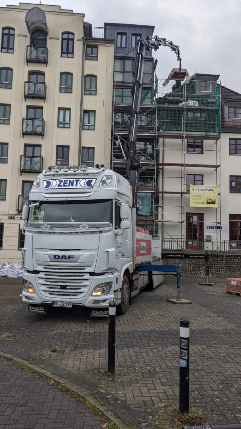 Lkw. mit Kran beim Entladen
